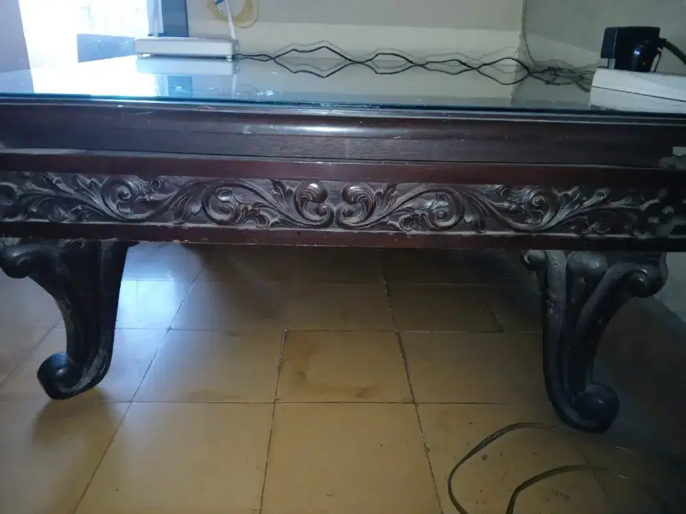 Meja sudut ukir
