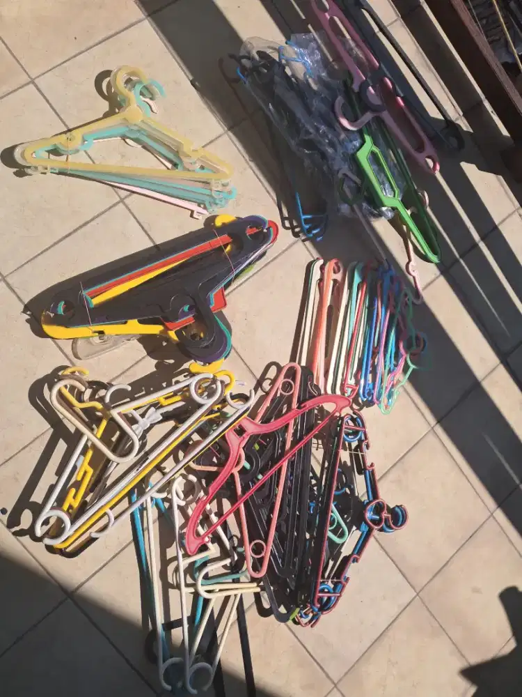Hanger gantungan baju plastik