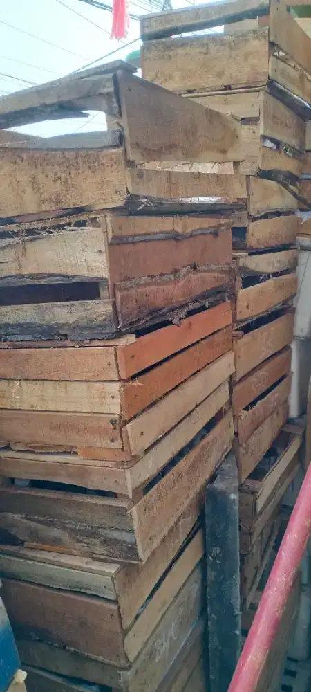 Peti kayu bekas
