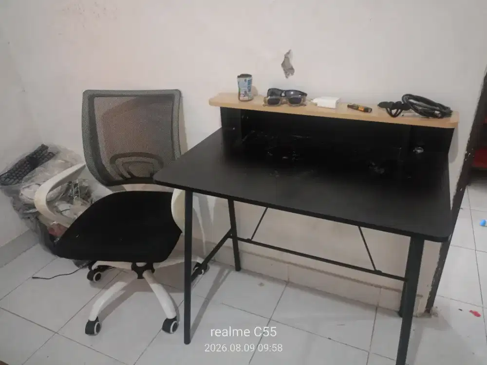 Meja dan kursi kerja