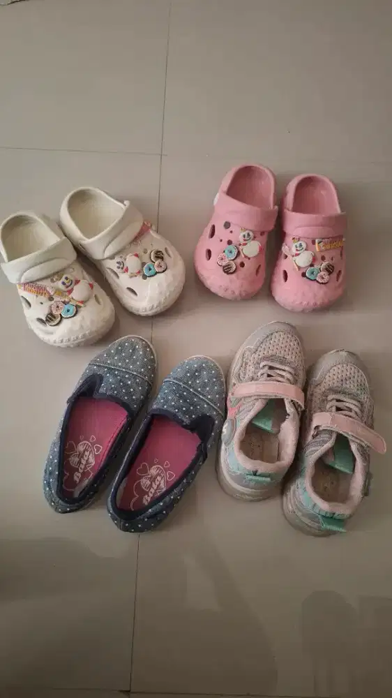 Hrg 100 untuk 4 pasang sendal sepatu anak 5-6 tahun