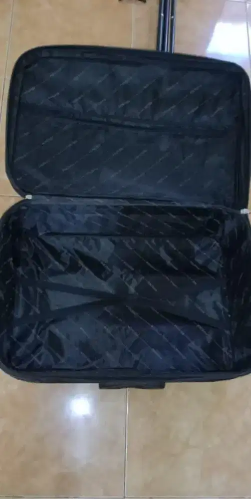 Koper jumbo hitam
