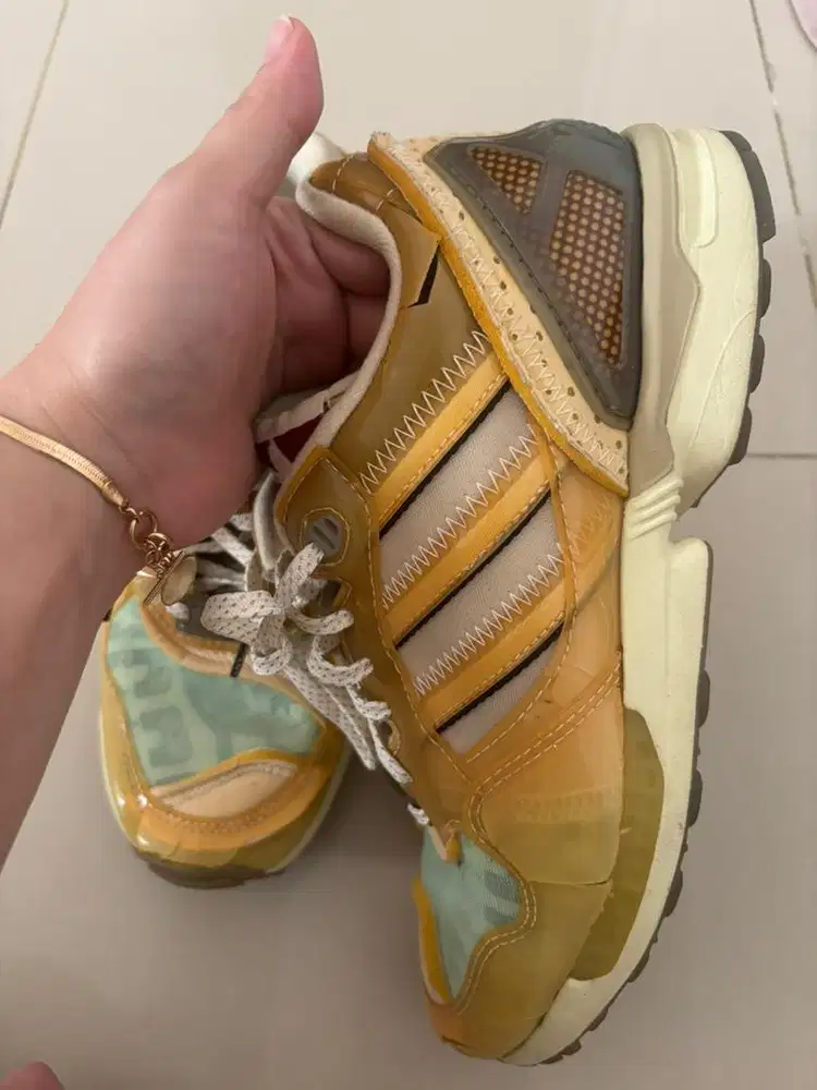 Sepatu adidas bekas