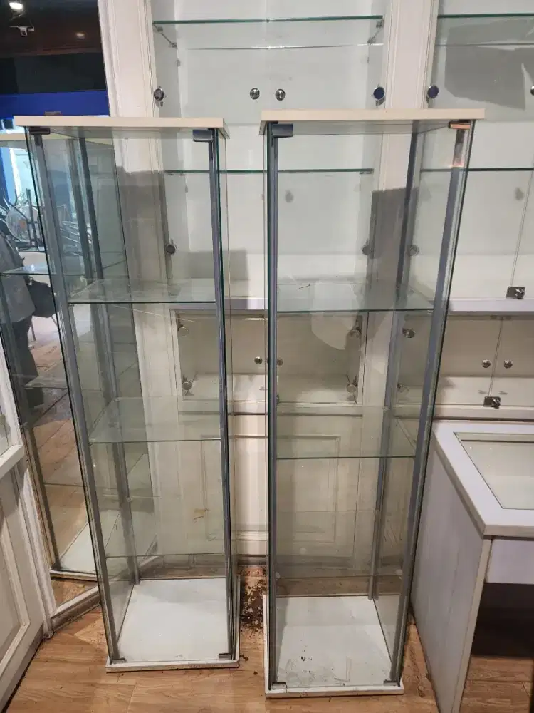 Lemari kaca display tas