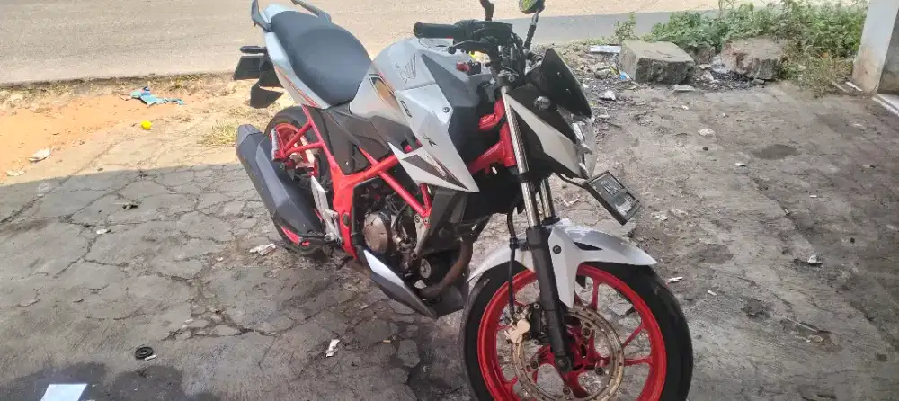 Di JUAL CEPAT MOTOR HONDA CB150 R 2016