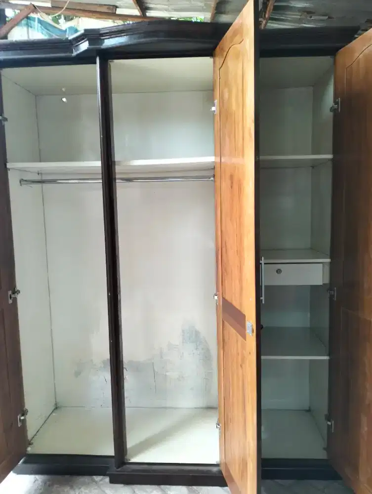 lemari pakaian semi, pintu dan dinding kayu