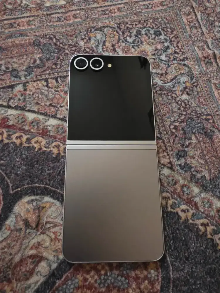 Samsung Galaxy Z Flip 6 kondisi mulus pakai sendiri