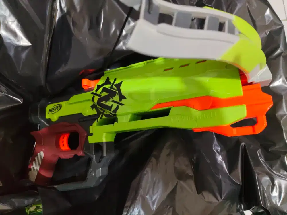 Mainan anak anak pistol dan peluru