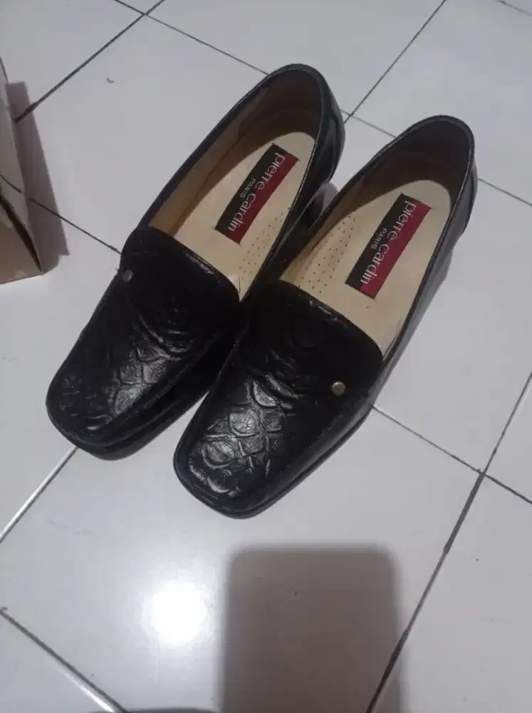 Sepatu kerja wanita