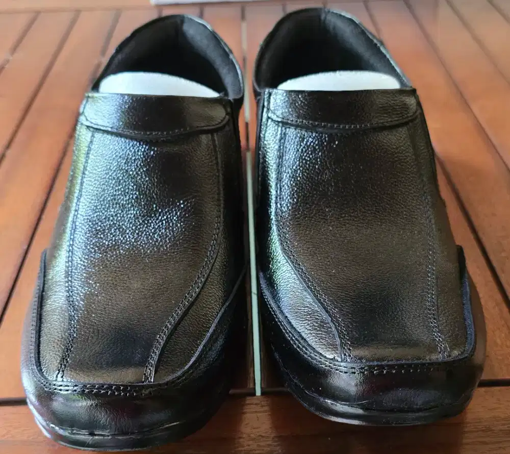 Sepatu baru ukuran 42