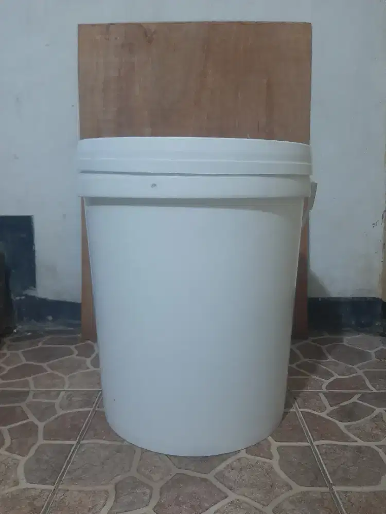 Ember putih bekas margarin