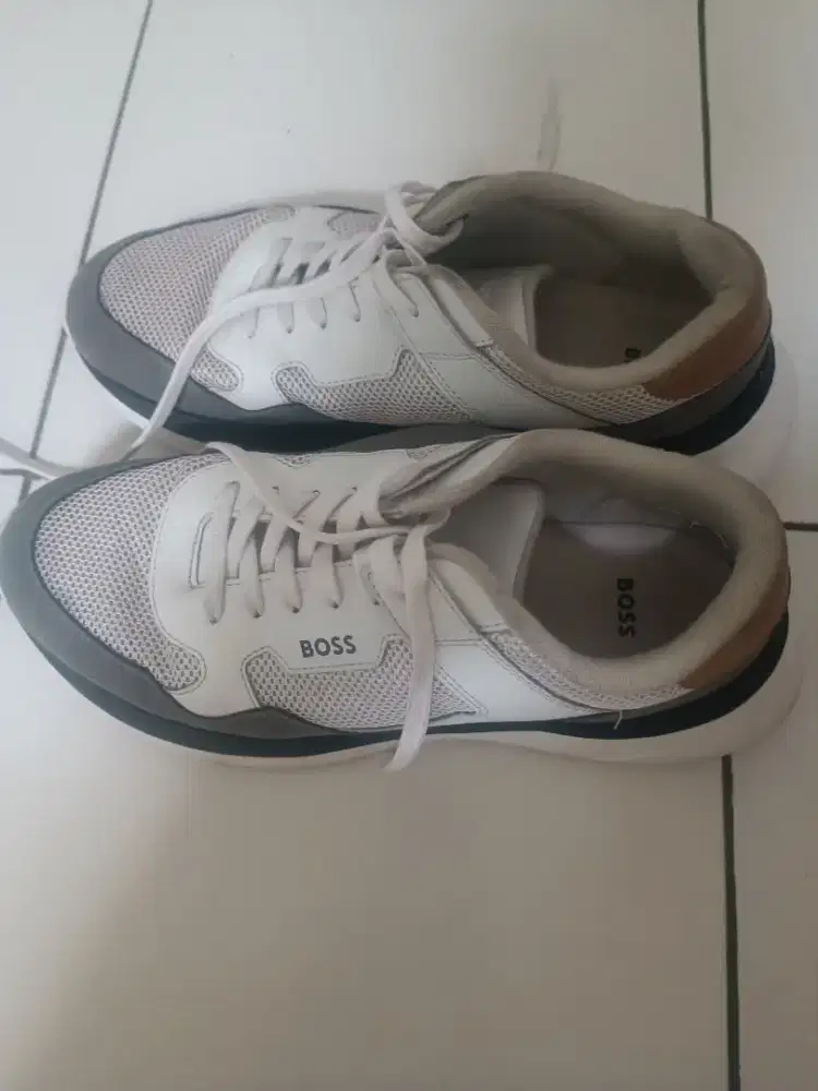 Sepatu brand boss