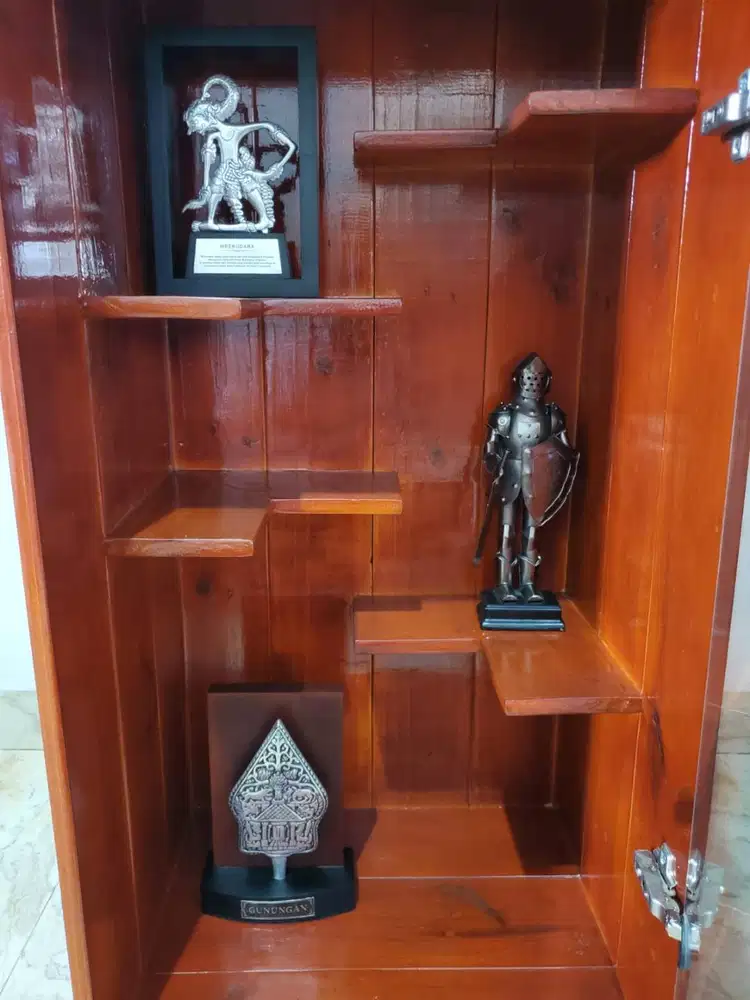 Lemari Display Figure