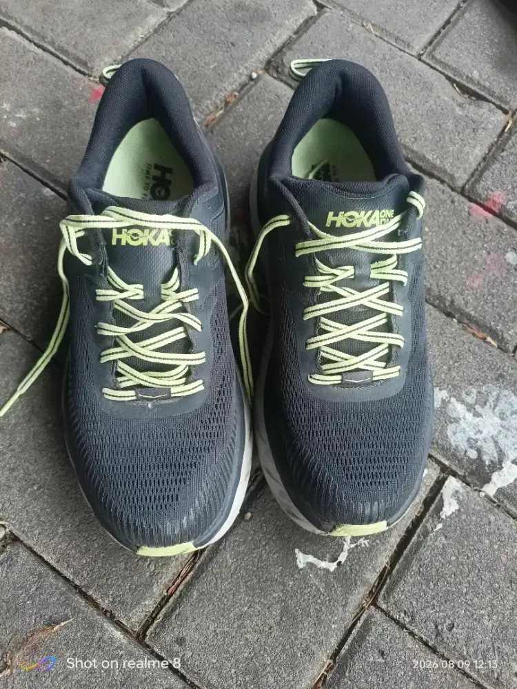 Sepatu lari Hoka One One seri Bondi 7