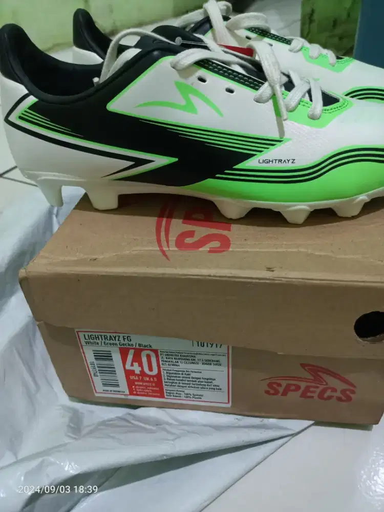 Sepatu Bola Ukuran 40