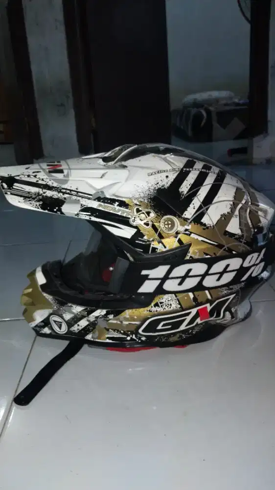 Helm cross merk GM