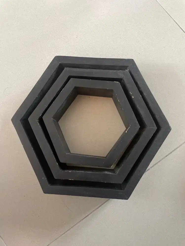 Hiasan dinding gantung segienam hitam bagus