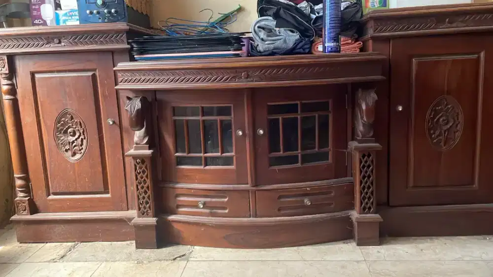 Lemari Bufet TV Mewah Ukiran Jati - Desain Klasik & Gagah