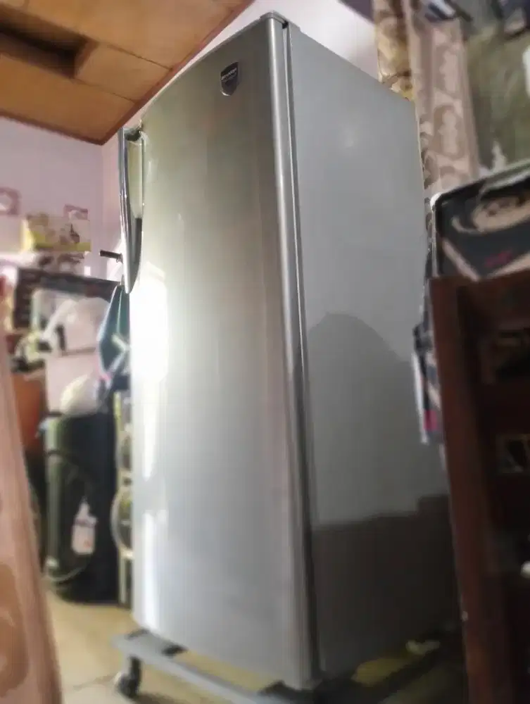 Kulkas Sharp 1 Pintu + Roda— Dicoba sampai dingin.