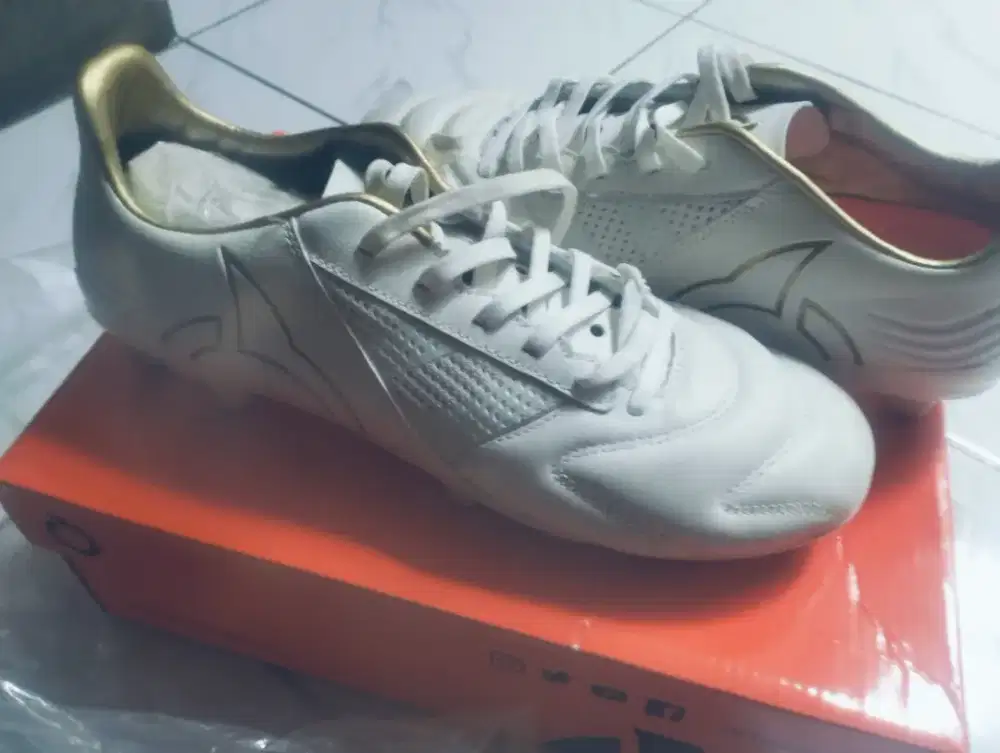 Sepatu bola ortuseight