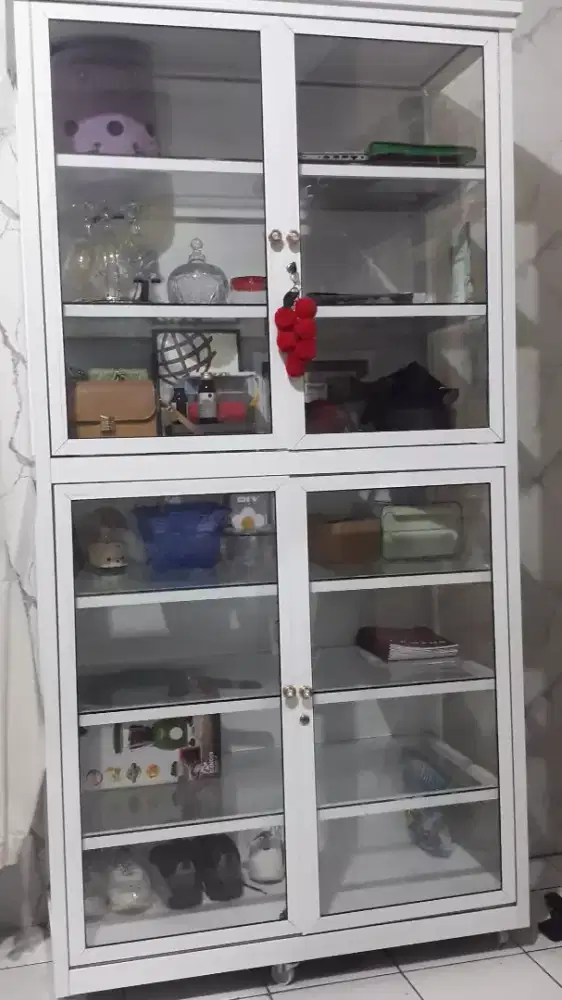 Lemari kaca stainless