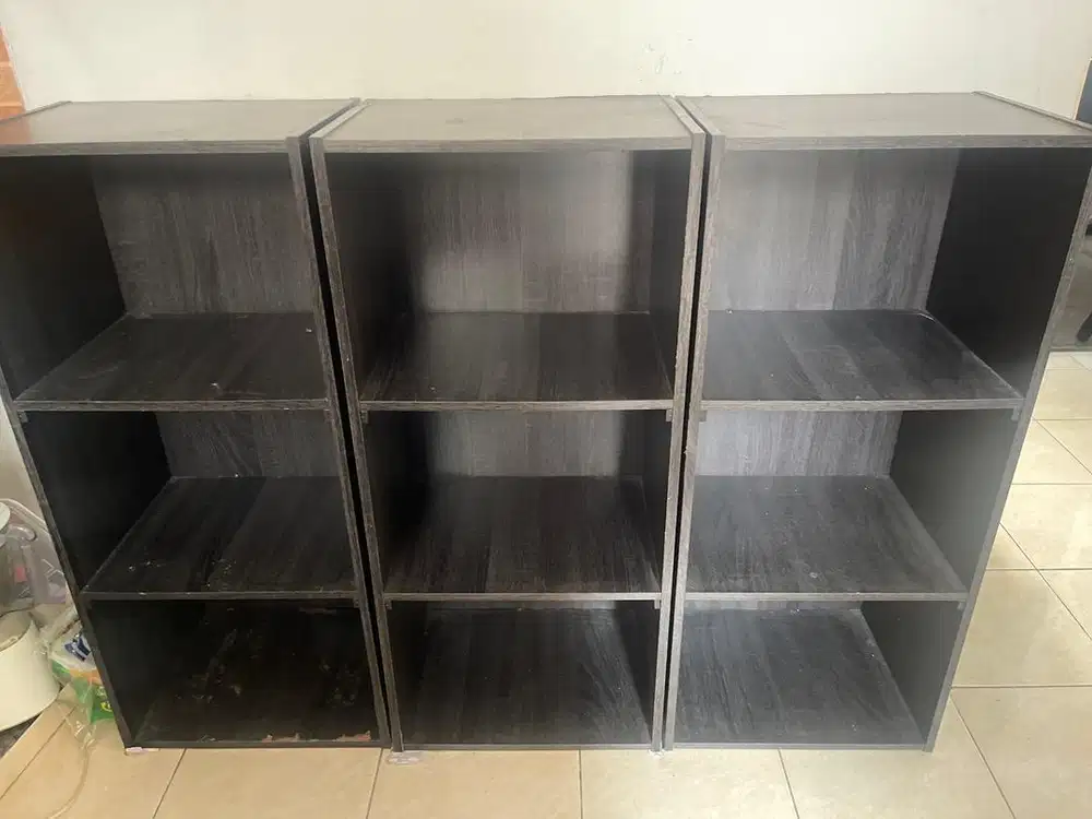 Rak Buku Hitam Lemari