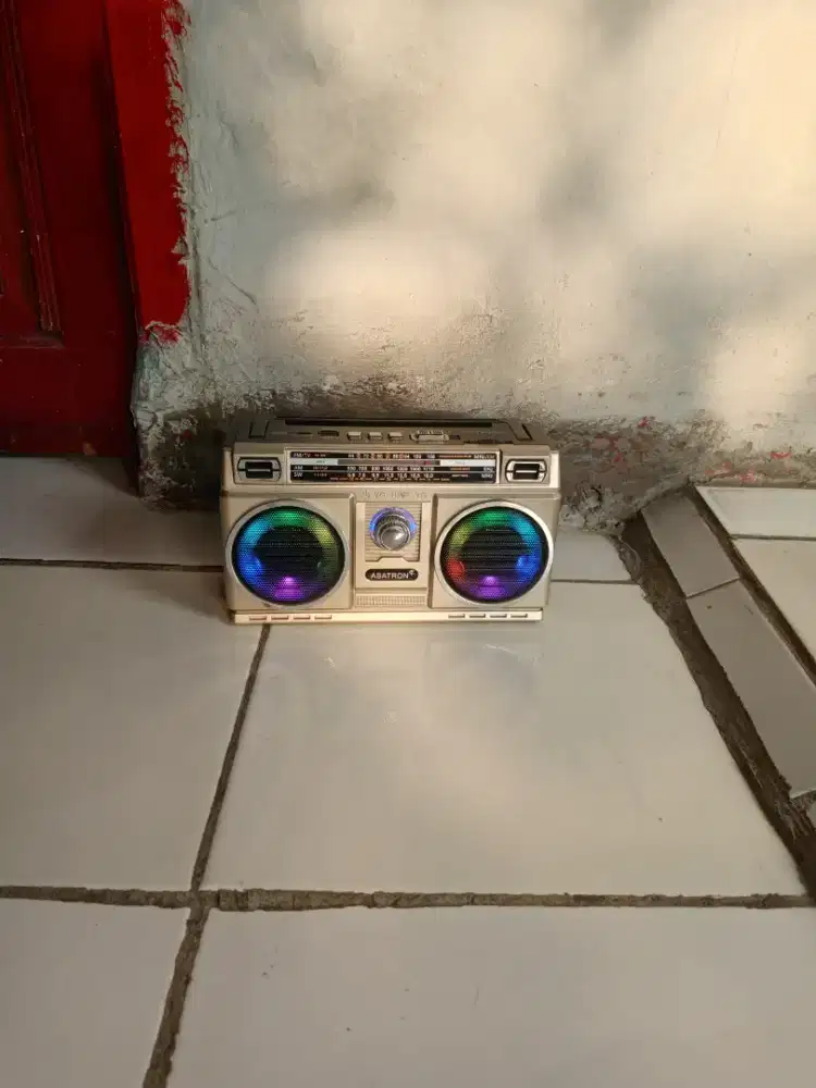 Radio Asatron warna putih