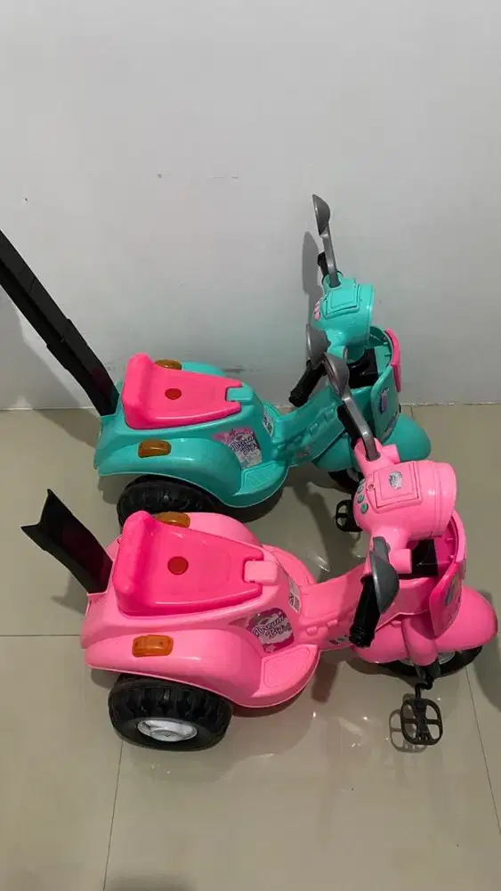 Dua Sepeda tiga roda anak balita