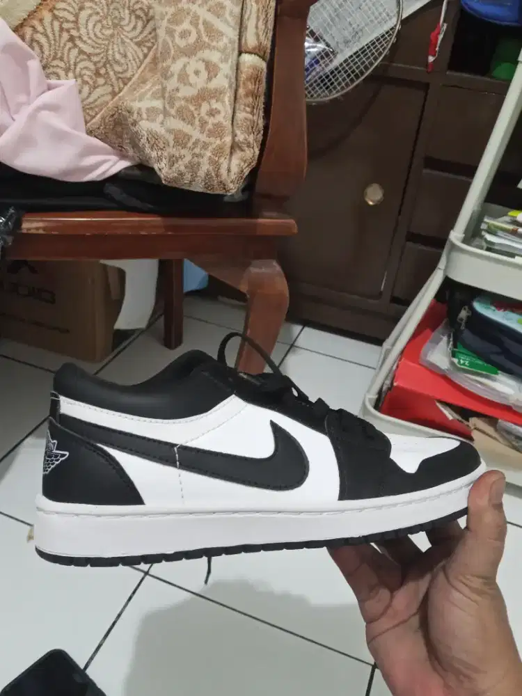 Nike Hitam Putih Size 44