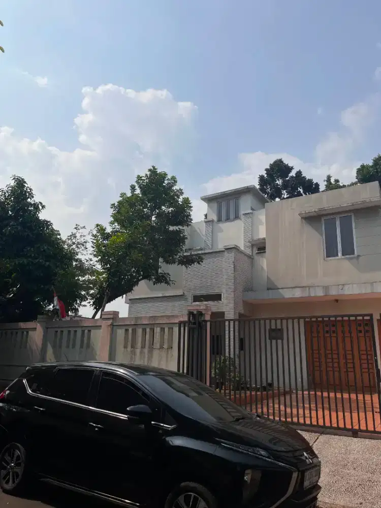 Rumah Hoek Taman Luas Nyaman dkt AlAzhar,Tol Giriloka BSD
