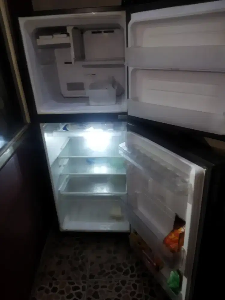 Dijual Kulkas Merk Sharp 2 pintu Bekas