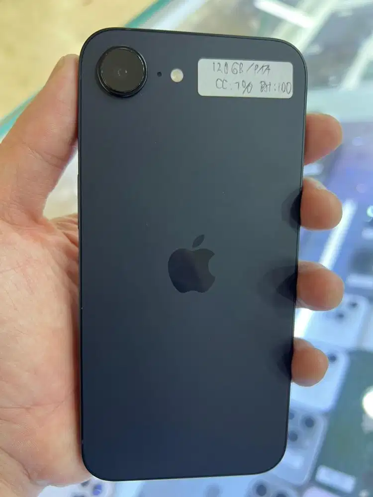 Iphone 16e 128 bli bli garansi panjang juli 2027 bh 100 mulus