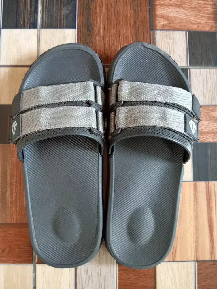 Sandal Pria (Kondisi Baru)