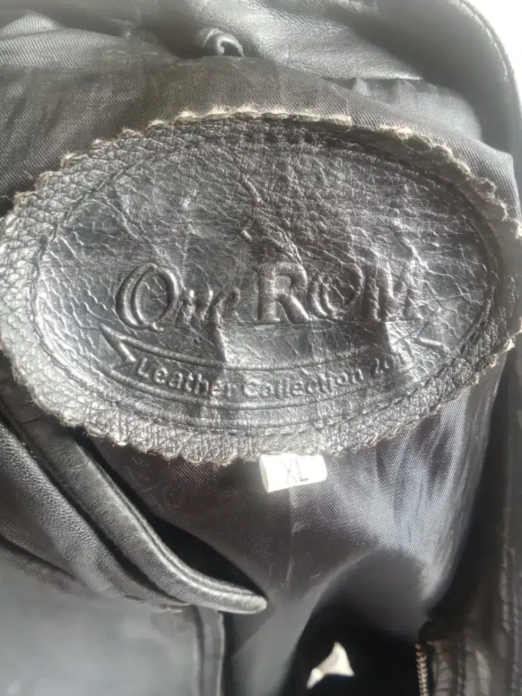 Jaket kulit asli merk tertera