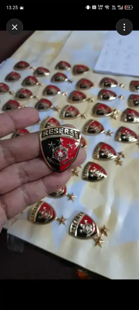 pin kuningan costum