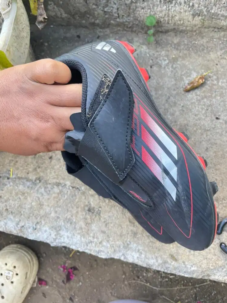 Sepatu sepak bola adidas untuk anak