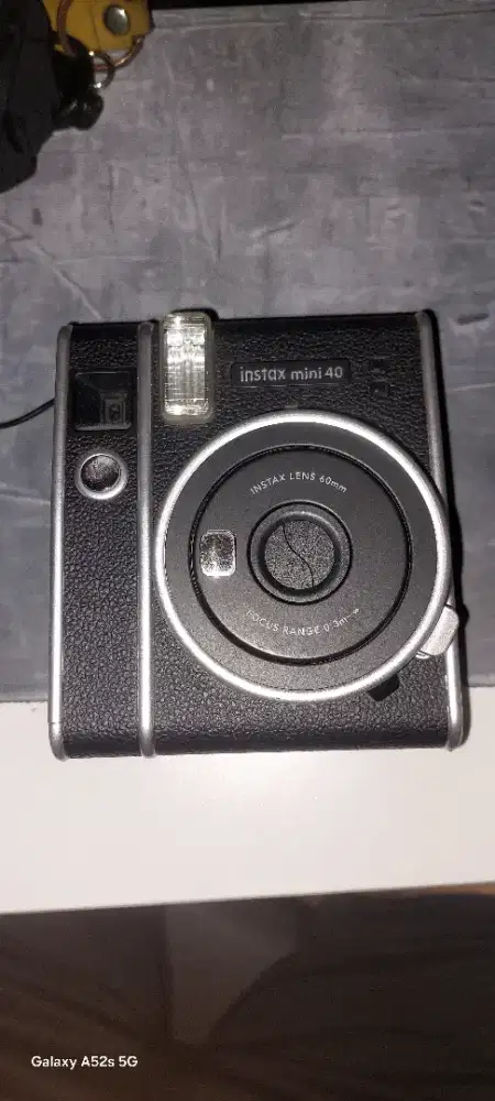 Fujifilm Instax Mini 40 (Kamera Polaroid / Instan)