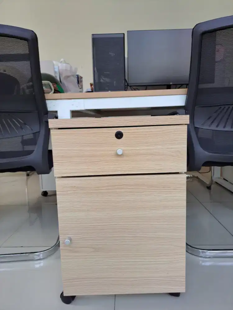 Nakas bawah meja