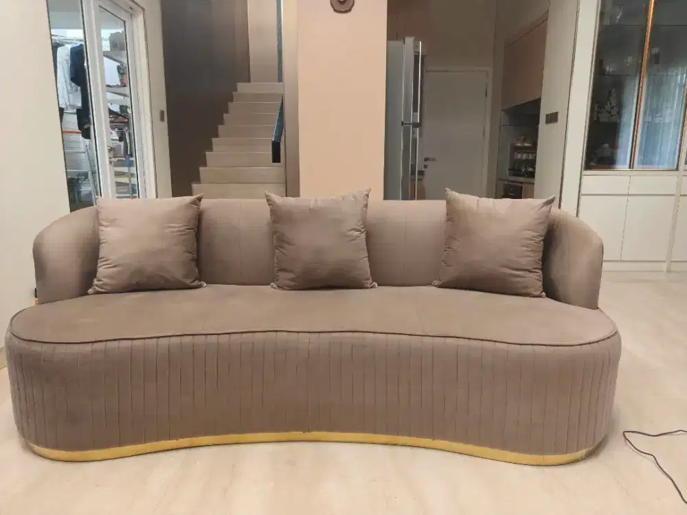 3 seaters sofa dengan bantal