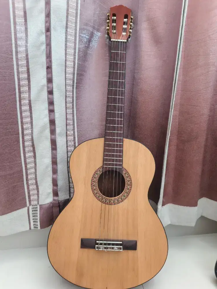 Dijual gitar akustik klasik
