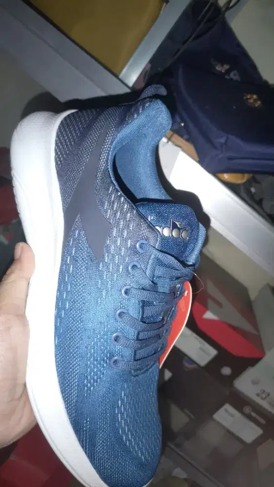 Sepatu diadora 44