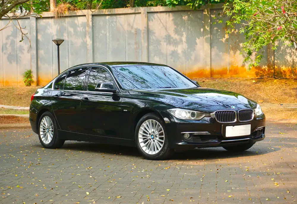 LOW ODO ! BMW 320i F30 Luxury Black on beige sport 2012 / 2013