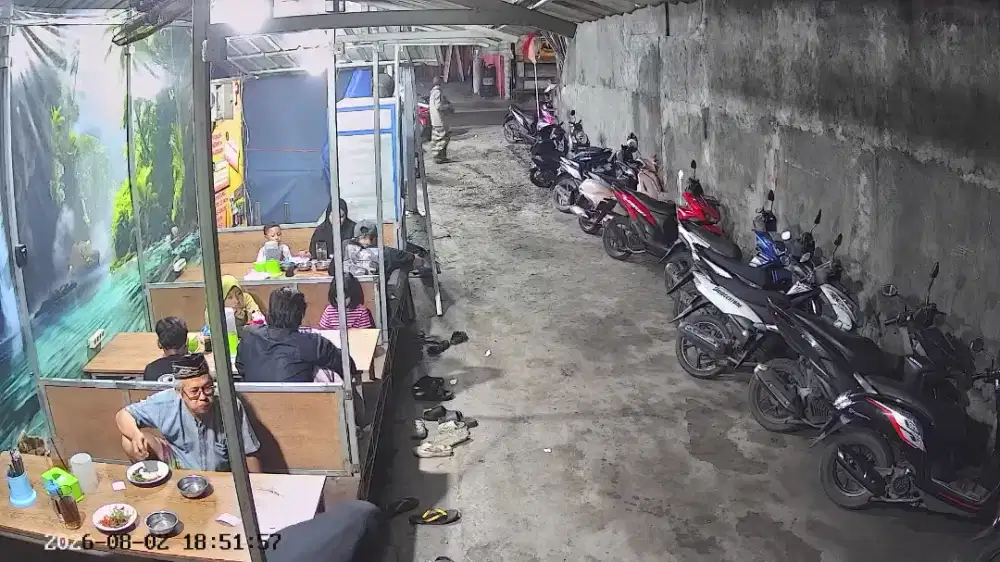 Cari karyawan cewek untuk jaga warung penyetan.