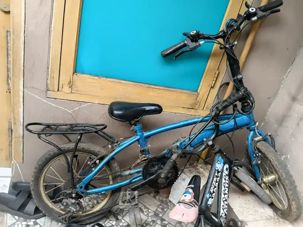 sepeda lipat biru metalik