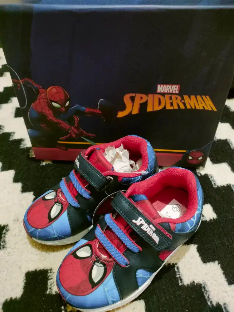 Sepatu anak Spiderman