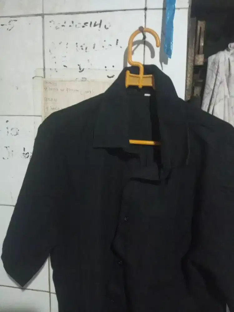 Baju kemeja hitam pendek