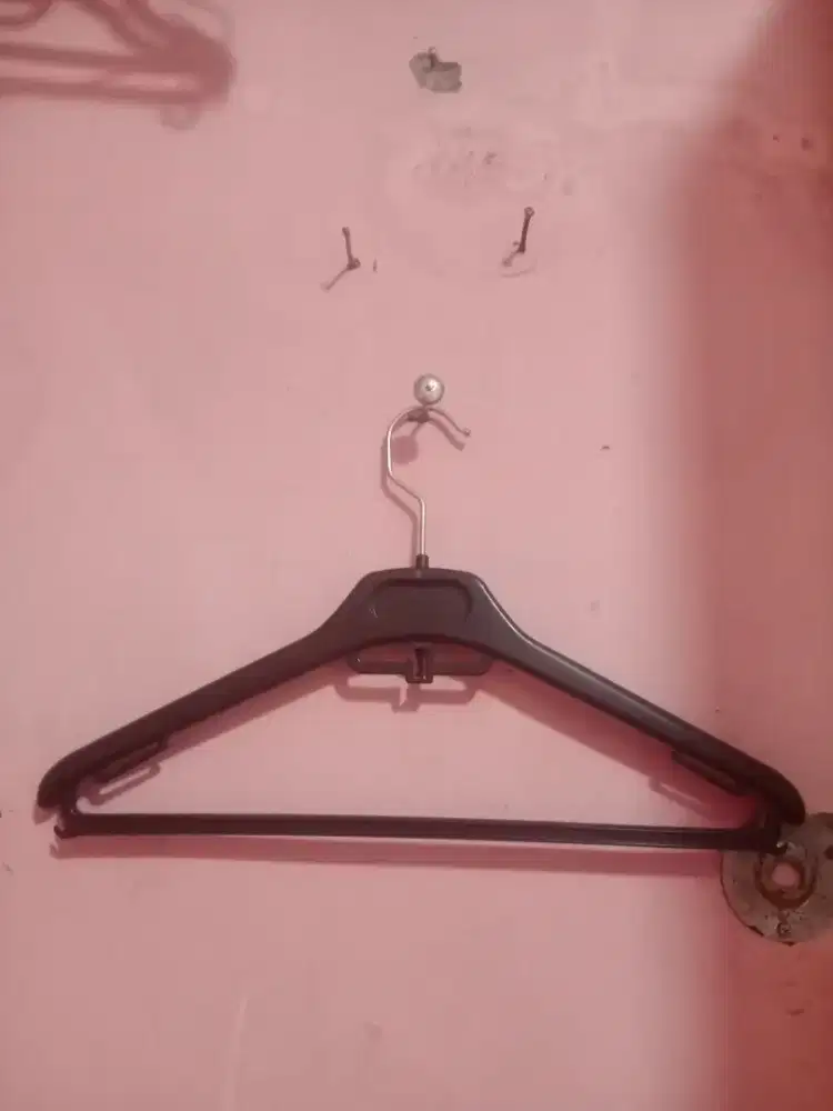 Hanger gantungan baju dan fitting room