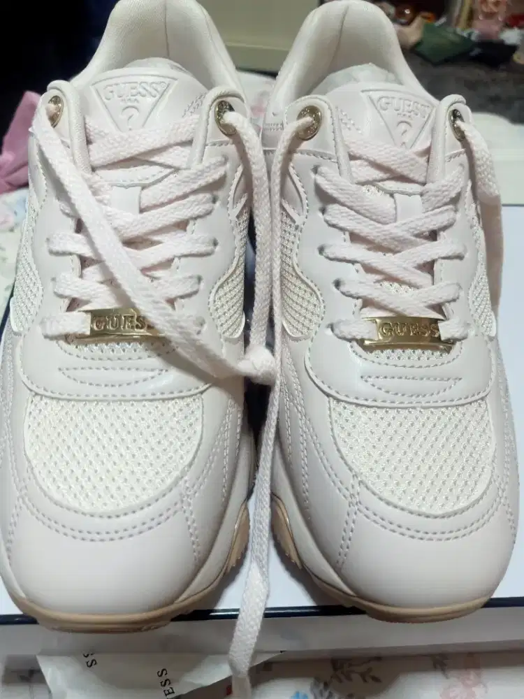 Sepatu Guess masih baru