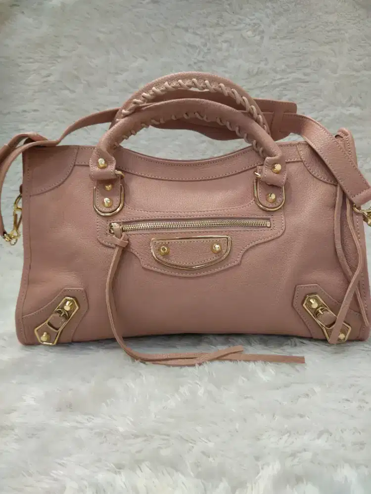 Luxury BALENCIAGA slingbag limited edition paling difavoritkan,