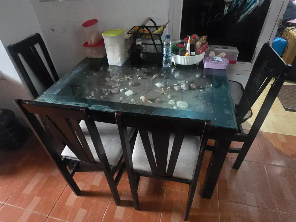 Satu set meja makan ada 4 kursi